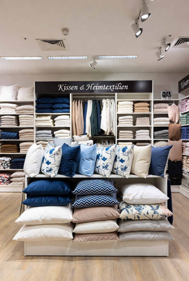 Künstlerisches Velours-Kissen mit abstraktem Design